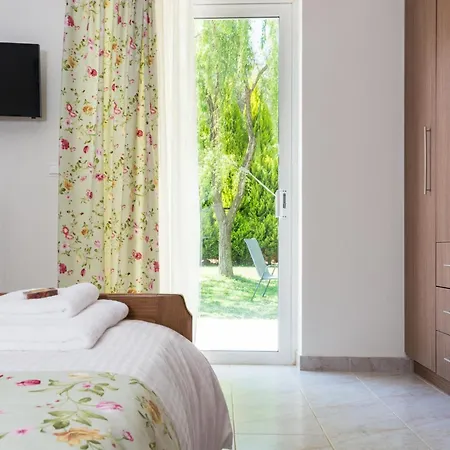 Liofyto House Private Garden Apartment